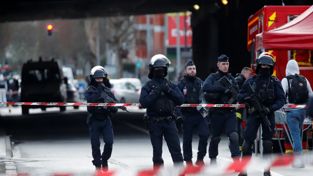 Policie střeží místo po útoku nožem