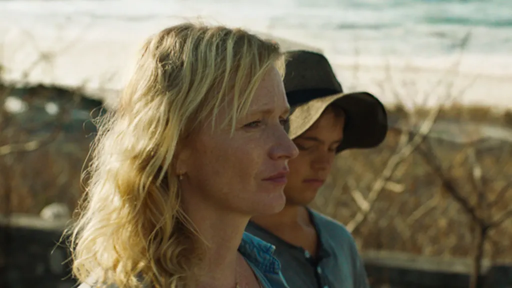 Karavan. Filmařka Zuzana Kirchnerová se opírala o vlastní zkušenost, když psala příběh Ester, která pečuje o syna Davida s mentálním postižením a vydá se s ním na cestu napříč Itálií. Road movie o svobodě a různých podobách lásky je pro Kirchnerovou celovečerním debutem, stejně jako pro představitele Davida, sportovce s Downovým syndromem Davida Vodstrčila. Ve filmu ale hraje chlapce s poruchou autistického spektra. Díky Karavanu se vrátil český film po třiceti letech do soutěže v Cannes