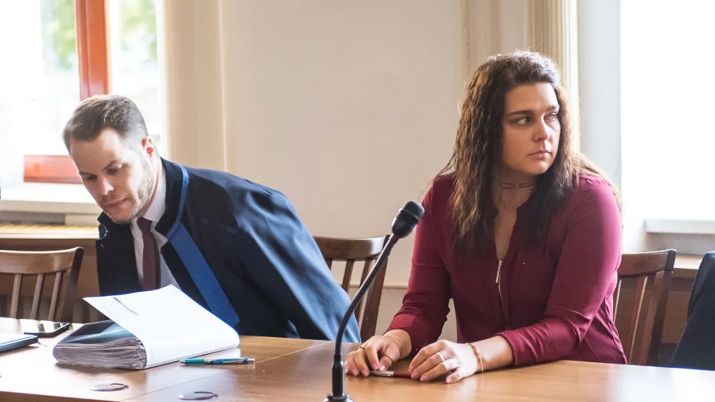 Obžalovaná Vendula Van Der Maatová (vpravo) v jednací síni soudu (červen 2024)