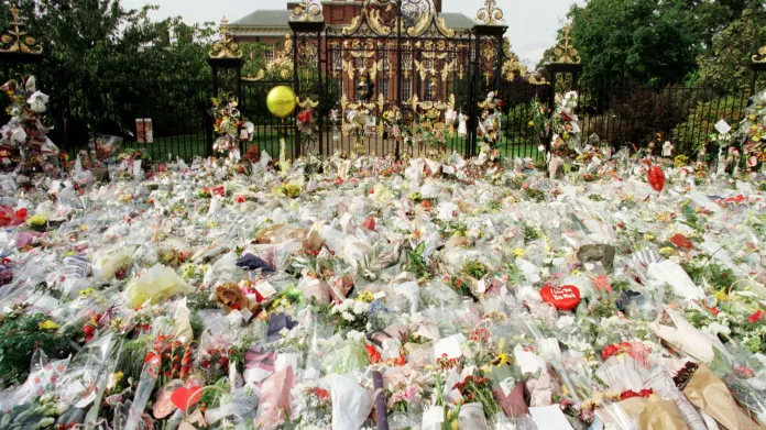 Záplava květin před Kensigtonským palácem, kde Diana se syny žila (1. září 1997)