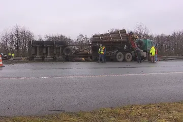Kamion, z něhož se vysypaly klády na dálnici, byl přetížený o 13 tun