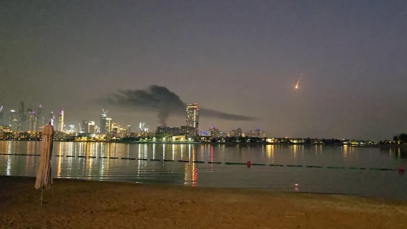 Požár hotelu na ostrově Palm Džumeira v Dubaji po zásahu dronem