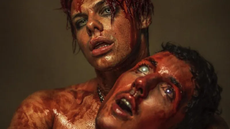 Oli Sykes a Yungblud na fotografii Harise Nukema