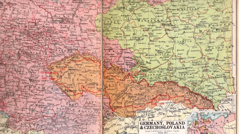 Newnes Modern Pictorial Atlas byl již připraven k vydání před mnichovskou dohodou. Nové hranice do něj autoři natiskli na poslední chvíli již jen provizorně.