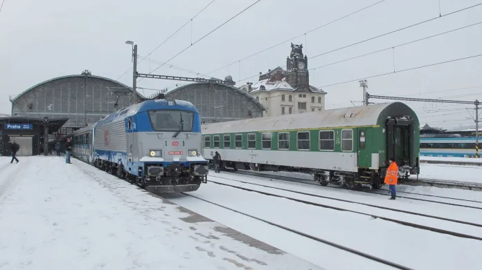 Lokomotiva řady 380 (Škoda 109E) poprvé odjíždí v čele osobního vlaku z Prahy.