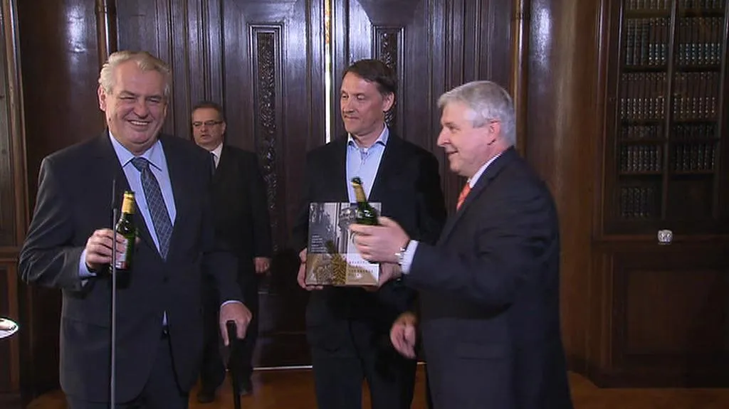 Zeman a Rusnok křtí knihu fotografií pivem