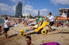 Španělští plavčíci pomáhají lidem s postižením při koupání v moři, využívají i speciální pomůcky    