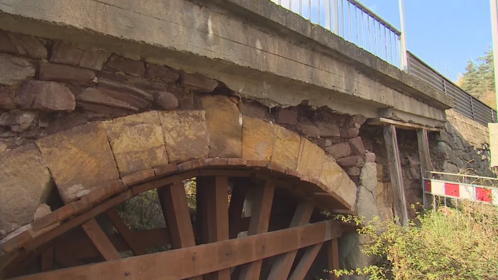 Kamenný most v Letovicích podpírají dřevěné trámy