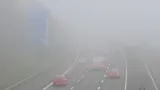 Mlha ztěžuje i automobilovou dopravu, například na silnici M25 v hrabství Kent