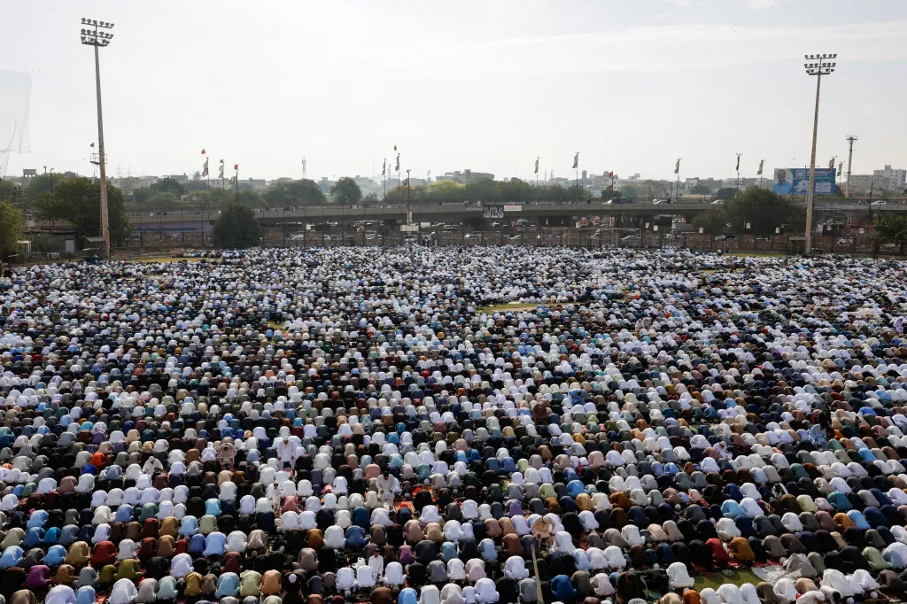 Muslimové se v Karáčí účastní svátku Íd al-Fitr u příležitosti konce postního měsíce ramadánu