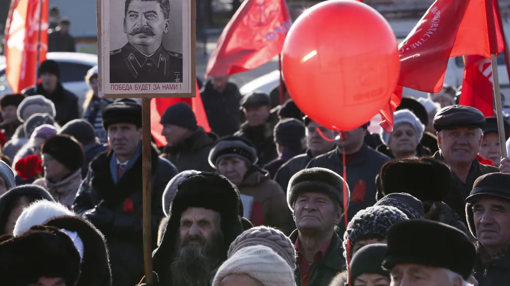 Komunisté v Krasnojarsku slaví výročí bolševické revoluce