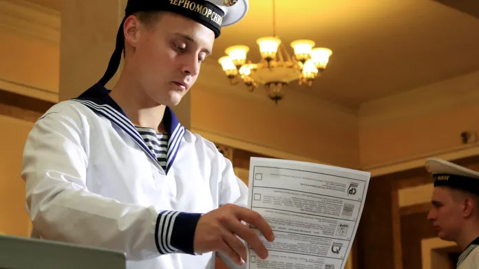 Ruský námořník volí na anektovaném Krymu