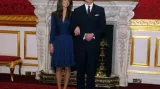 Princ William a Kate Middletonová pózují novinářům po oficiálním oznámení jejich zasnoubení