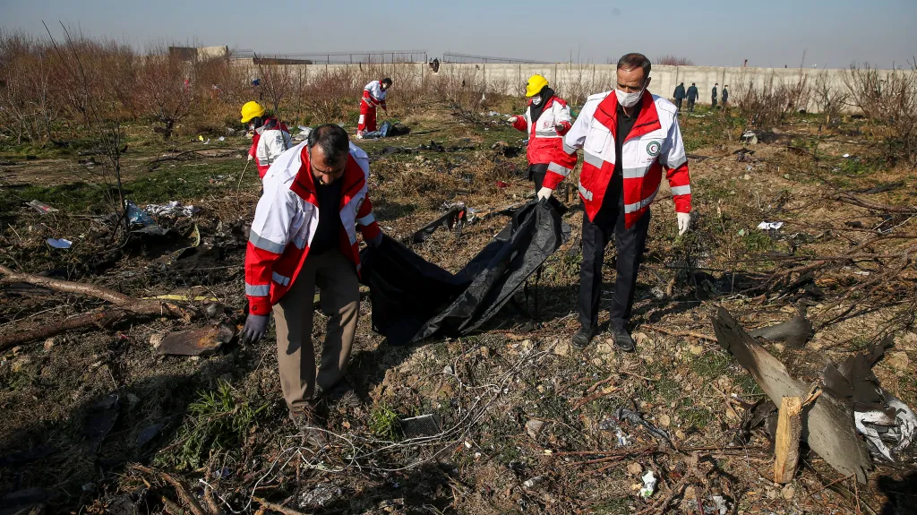 Záchranáři na místě pádu ukrajinského letadla