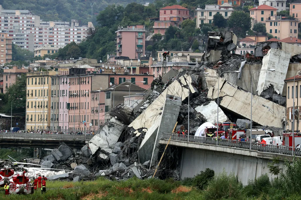 Trosky zborceného mostu Morandi v italském Janově