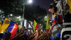 Vůdkyně venezuelské opozice María Corina Machadová zdraví své příznivce během závěrečného mítinku
