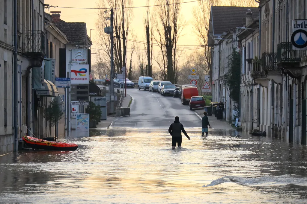 Lidé procházejí ulicí města Cadillac-sur-Garonne na západě Francie