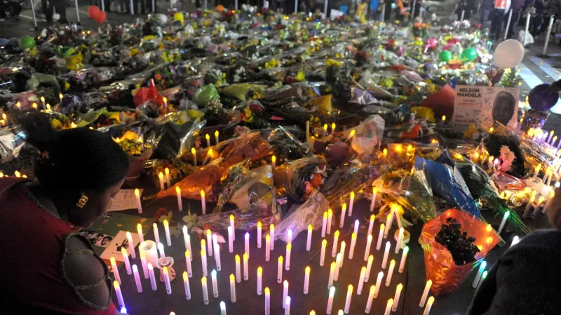 Svíčky a květiny za Nelsona Mandelu na johannesburském náměstí Nelsona Mandely