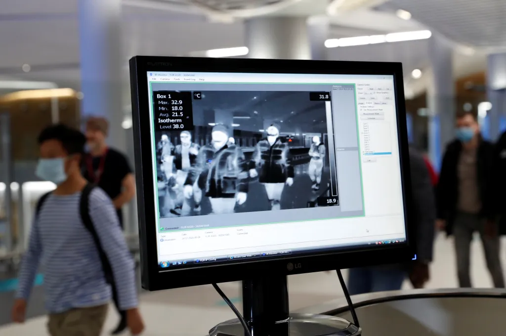 Kontrola tělesné teploty pasažérů, kteří přiletěli z Číny, na letišti v Istanbulu