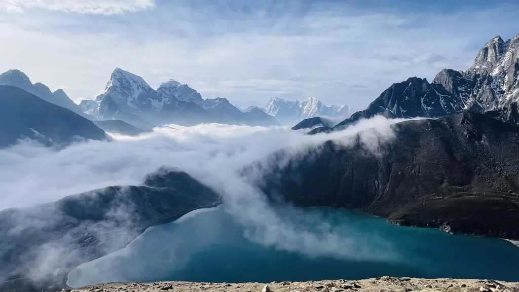 Gudrun Hubingerová, Gokyo Ri v Nepálu: Oblačná řeka

Tato dechberoucí fotografie pořízená vysoko nad údolím Khumbu v Nepálu zachycuje klidnou krásu jezera Gokyo v oblasti Khumbu na pozadí tyčících se vrcholků Himalájí. Klid tyrkysového ledovcového jezera kontrastuje s dynamickým pohybem mraků a odráží křehkou rovnováhu mezi vodou, vzduchem a ledem v jedné z nejcitlivějších klimatických oblastí světa. Himaláje, často nazývané „třetím pólem“, jsou životně důležité globální vodní systémy