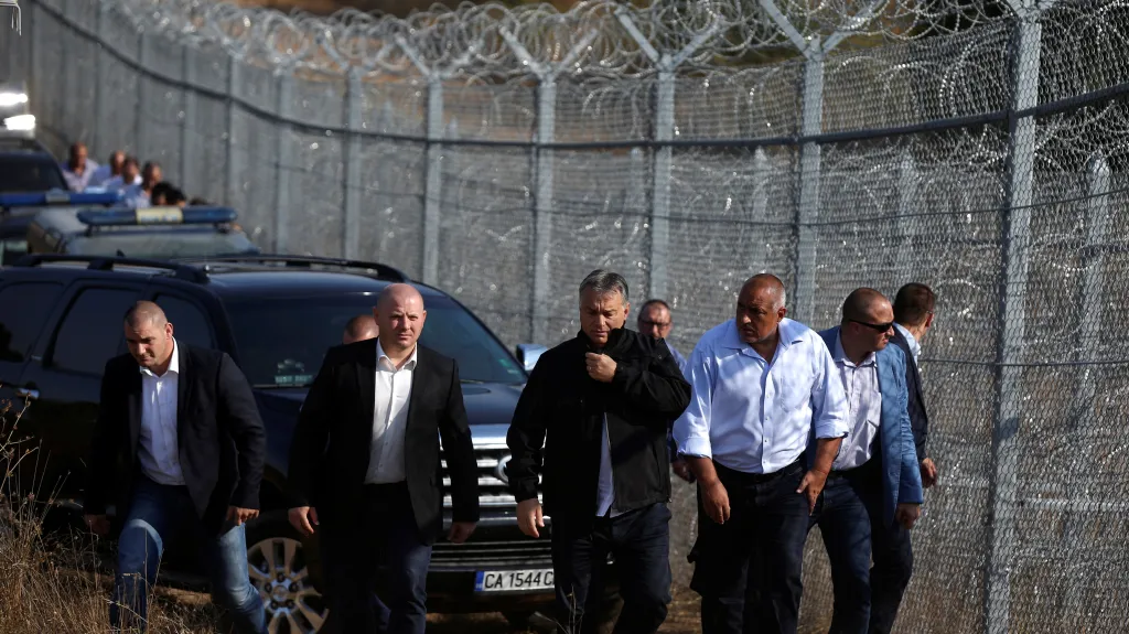 Viktor Orbán během obhlídky plotu na bulharsko-turecké hranici