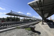 Nástupiště nového nádraží již stojí, ale stavba tratě z Vršovic do Hostivaře potrvá ještě rok