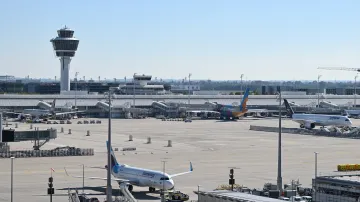 Reakce po nočním uzavření mnichovského letiště kvůli dronu