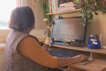 Senioři jsou častým cílem internetových podvodníků. Nová vzdělávací pomůcka radí, jak se mohou chránit