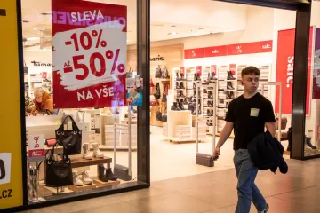 Z letních slev se těší obchodníci i zákazníci. Pozor ale na nesrovnalosti