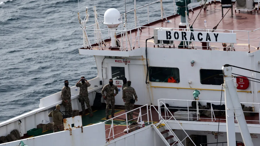 Letecký pohled na loď Boracay u francouzského pobřeží Saint-Nazaire, snímek z října 2025
