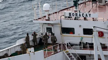 Letecký pohled na loď Boracay u francouzského pobřeží Saint-Nazaire, snímek z října 2025