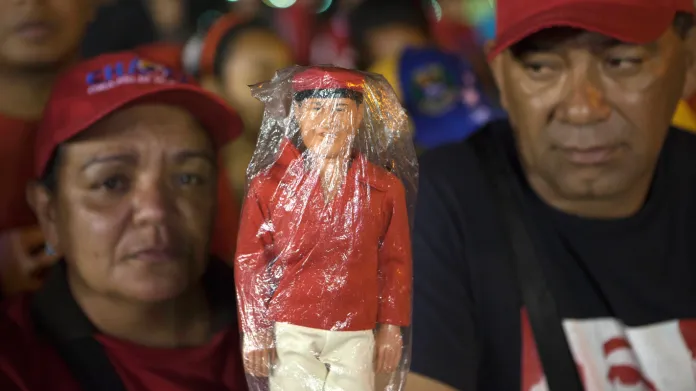 Příznivci Huga Cháveze s jeho panenkou