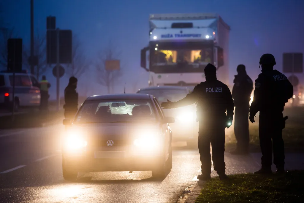 Policie kontroluje automobily přijíždějící od Štrasburku v příhraničním Kehlu na německé straně Rýna. Na mostě přes veletok se tvoří kolony.
