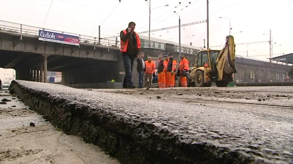 Silničáři pokládají nový povrch v místě havárie