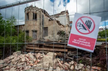 Demolice zámečku Schlaraffia v Jablonci se zastavila. Případ může skončit u soudu