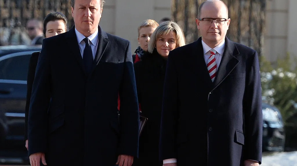 Premiér Bohuslav Sobotka přivítal v Praze britského premiéra Davida Camerona (vlevo).