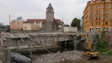 Demolice mostu v Komenského ulici