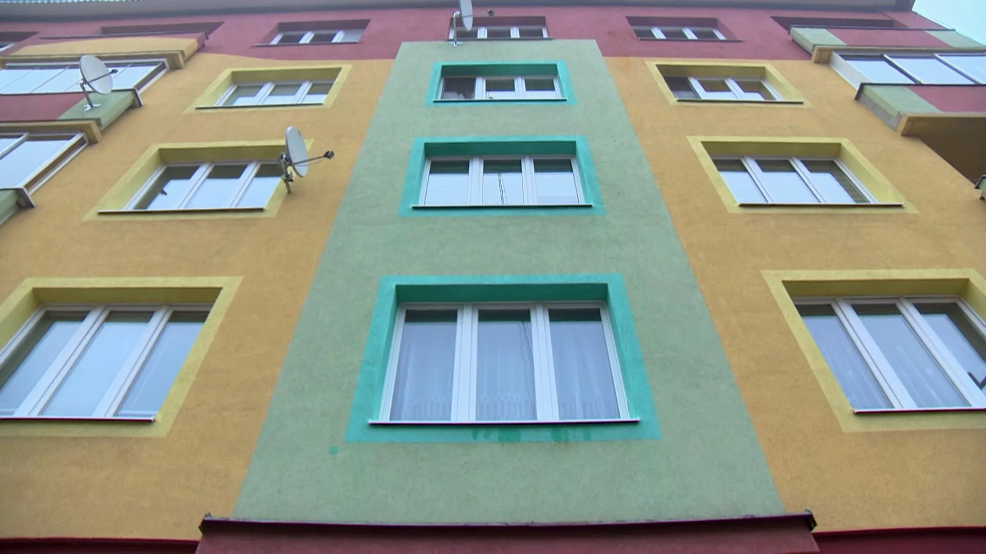 Zlomek lidí z pohyblivého domu v Chomutově smí domů