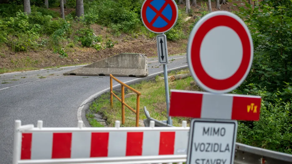 Uzavřený úsek silnice ve směru na Ještěd