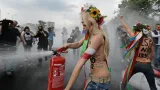 Aktivistky skupiny Femen demonstrovaly před stadionem ve Varšavě