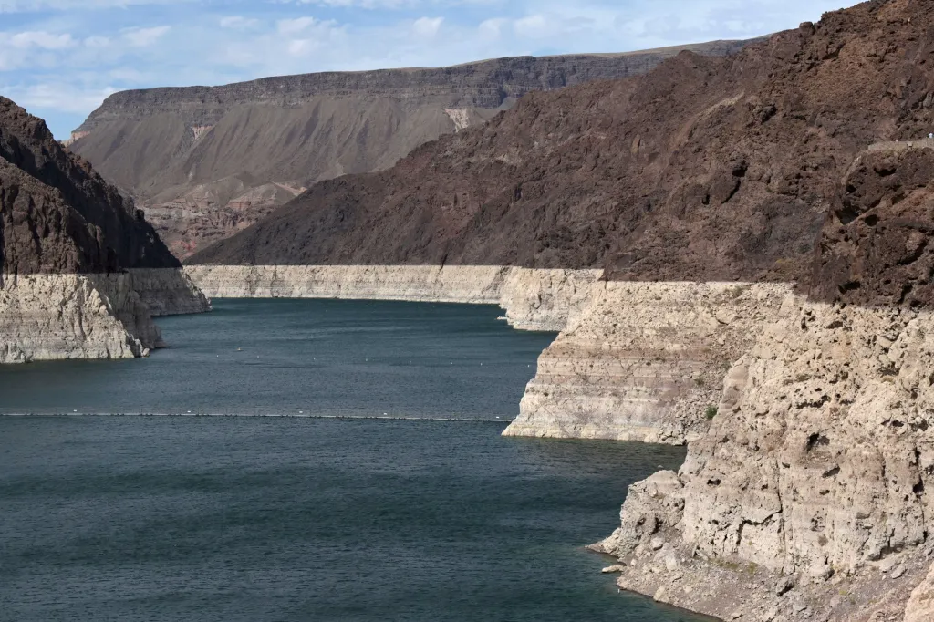 Extrémní sucha snížily dramaticky hladinu vody v přehradách státu Nevady. Na snímku je vidět původní dlouhodobý stav vody v nádrži Mead. Mead u Las Vegas je největší přehradní nádrž v USA a jedna z největších na světě