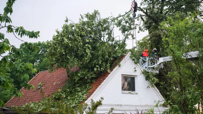 Hasiči odstraňují škody napáchané bouřkou v německé obci Havighorst
