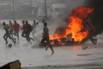 Stovky zatčených, razie a bití. Zimbabwe hýbou protesty proti zdražení benzinu