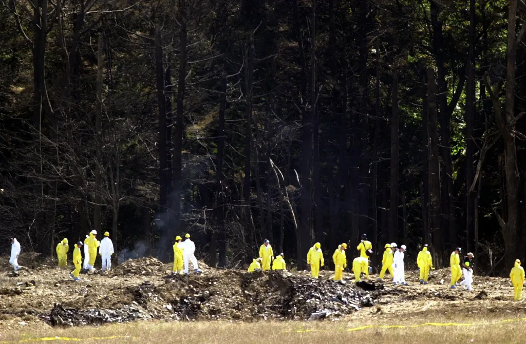 10:03:11: Let United Airlines 93 se zřítil do polí u Shanksville v Pensylvánii, 120 kilometrů jižně od Pittsburghu. Pasažéři na palubě se předtím proti teroristům vzbouřili a pokusili se získat nad letadlem kontrolu