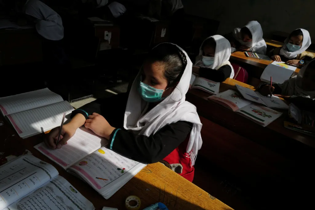 Desetiletá Hadia si všimla, že někteří její bývalí učitelé a spolužáci už ve škole nejsou. Předpokládá, že byli mezi tisíci Afghánců, kteří uprchli z Kábulu v chaotických týdnech po dobytí Talibanem