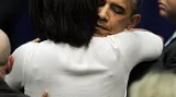 Barack Obama objímá svou ženu na ceremoniálu k uctění památky obětí střelby v Tucsonu