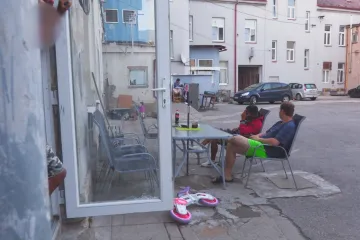 Lidé platí za bydlení ve staré továrně na Chrudimsku, dle starosty je to obchod s chudobou