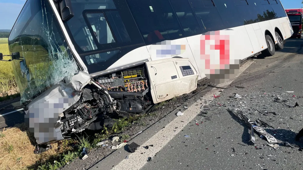 Vážná nehoda autobusu a auta u Bílého Újezdu na Rychnovsku
