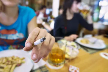 Konec kouření v restauracích na obzoru, pro by byla většina poslanců