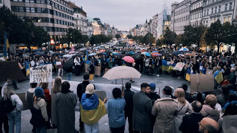 Lidé v centru Prahy protestovali proti ruské agresi na Ukrajině
